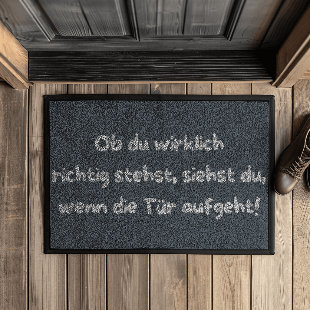 Ob du wirklich richtig stehst, siehst du, wenn die Tür aufgeht! – Fußmatte