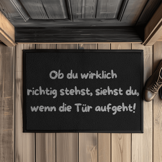 Ob du wirklich richtig stehst, siehst du, wenn die Tür aufgeht! – Fußmatte